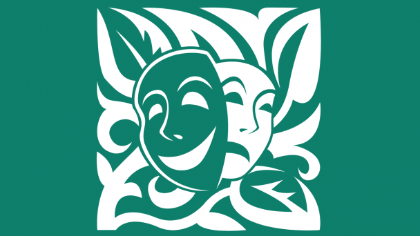 Ilustração com fundo verde. Ao centro, máscaras do Teatro, a de face feliz está sobreposta a de face triste. Ao fundo delas, há folhas brancas e verdes.