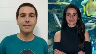 Imagem dividida ao meio, com duas pessoas, uma em cada lado.

À esquerda, há um homem de pele clara, cabelos curtos e castanhos. Ele está de frente, sorrindo levemente, usando uma camiseta verde com estampa circular no centro. O fundo é uma parede de azulejos brancos, bem iluminada.

À direita, aparece uma mulher de pele clara e cabelos longos, lisos e escuros, soltos sobre os ombros. Ela também está de frente e sorri. Usa uma blusa preta de mangas compridas com recortes nos ombros. Seus braços estão cruzados. O fundo é um grande aquário com peixes coloridos e corais, em tons de azul e amarelo.