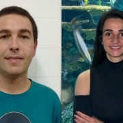 Imagem dividida ao meio, com duas pessoas, uma em cada lado.

À esquerda, há um homem de pele clara, cabelos curtos e castanhos. Ele está de frente, sorrindo levemente, usando uma camiseta verde com estampa circular no centro. O fundo é uma parede de azulejos brancos, bem iluminada.

À direita, aparece uma mulher de pele clara e cabelos longos, lisos e escuros, soltos sobre os ombros. Ela também está de frente e sorri. Usa uma blusa preta de mangas compridas com recortes nos ombros. Seus braços estão cruzados. O fundo é um grande aquário com peixes coloridos e corais, em tons de azul e amarelo.