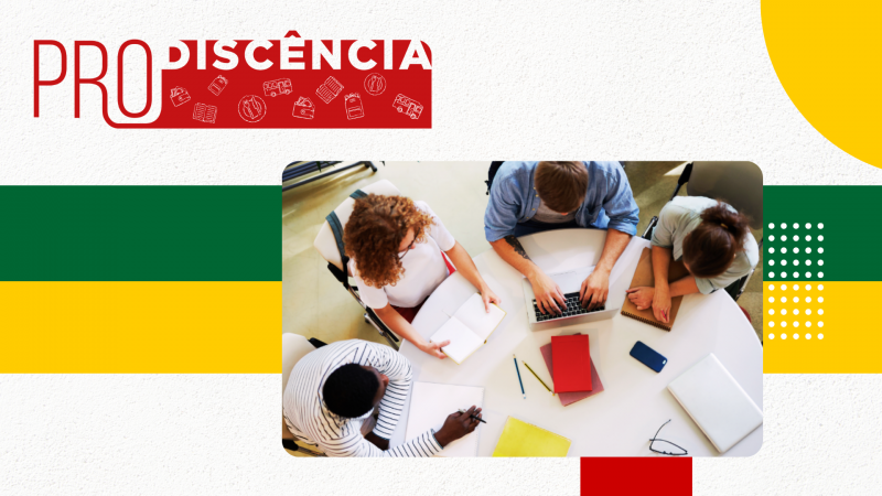 Imagem com fundo claro e duas barras horizontais em verde e amarelo. Ao centro, foto colorida, vista de cima, de quatro estudantes estudando ao redor de uma mesa branca, com cadernos e um notebook. Acima, o logotipo do PRODISC&Ecirc;NCIA em vermelho.