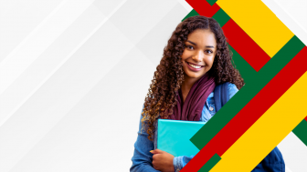 Sobre fundo claro, foto colorida de uma jovem negra de cabelos longos e crespos, vestindo jaqueta jeans e echarpe vinho, mochila azul e segurando uma pasta. Faixas diagonais nas cores verde, vermelho e amarelo passam por tr&aacute;s e pela frente da jovem.