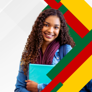 Sobre fundo claro, foto colorida de uma jovem negra de cabelos longos e crespos, vestindo jaqueta jeans e echarpe vinho, mochila azul e segurando uma pasta. Faixas diagonais nas cores verde, vermelho e amarelo passam por tr&aacute;s e pela frente da jovem.