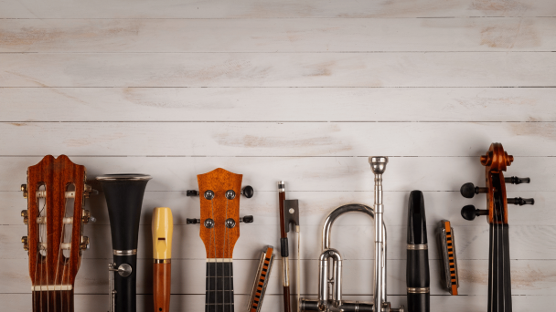 Imagem de partes de instrumentos musicais, bra&ccedil;o de viola, viol&atilde;o, violino; flautas, entre outros.