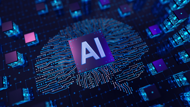 Imagem de um microchip com as letras &ldquo;AI&rdquo; em destaque, conectado a circuitos eletr&ocirc;nicos luminosos em tons de azul, roxo e rosa, sobre uma placa de tecnologia, assemelhando-se a um c&eacute;rebro humano. Ao redor, h&aacute; outros componentes eletr&ocirc;nicos, representando a intelig&ecirc;ncia artificial e a tecnologia digital